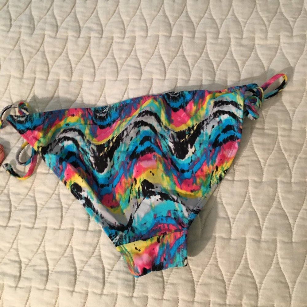 NEW 🎉 HOST PICK 🎉 Mudd Tie Dye Wave Tankini - Picture 7 of 10